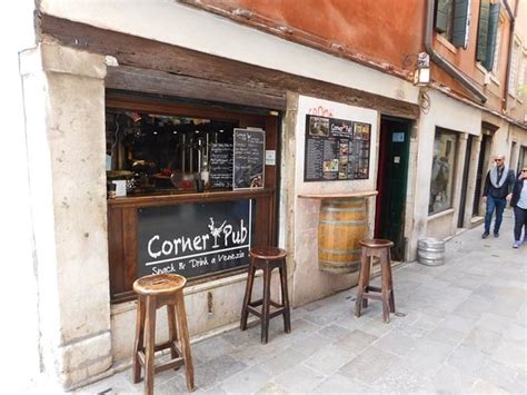 corner pub venezia|Pub .